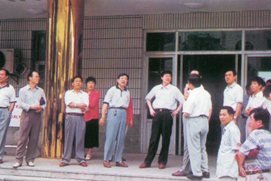 1998年贾万志副省长（时任济宁市长）视察济宁电大